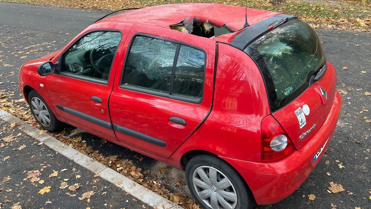 Meteorit udělal půlmetrovou díru do auta ve Štrasburku, soudí policie